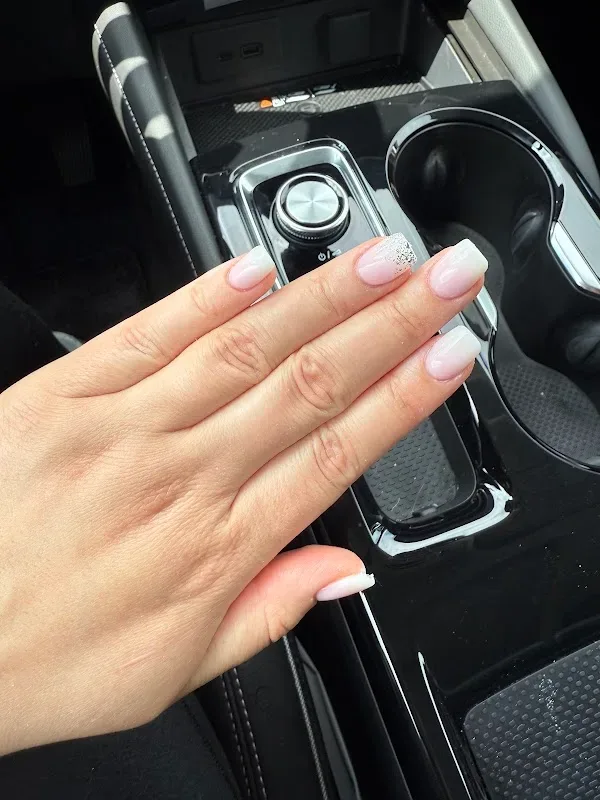 Vivy Nails — Nail salon in Woodridge